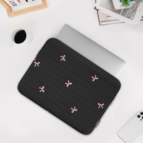 MOSISO 13-14 inch Laptop Case, 13.3 inch Puffy Laptop Sleeve, Black | Compatible with MacBook Neo/Air 13.6/Pro 13/Pro 14, HP Dell ASUS Lenovo, Striped Quilted Computer Bag with Embroidered Bow