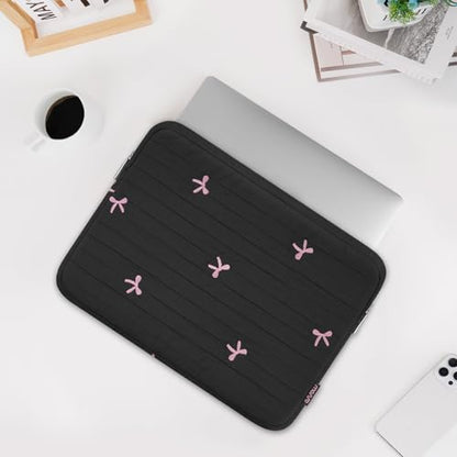 MOSISO 13-14 inch Laptop Case, 13.3 inch Puffy Laptop Sleeve, Black | Compatible with MacBook Neo/Air 13.6/Pro 13/Pro 14, HP Dell ASUS Lenovo, Striped Quilted Computer Bag with Embroidered Bow